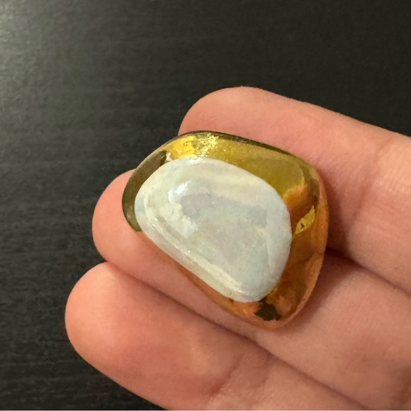 🌷$2 Bundle Add-on ~ Vintage Painted Gold Tone White Brooch Pin - Picture 4 of 12